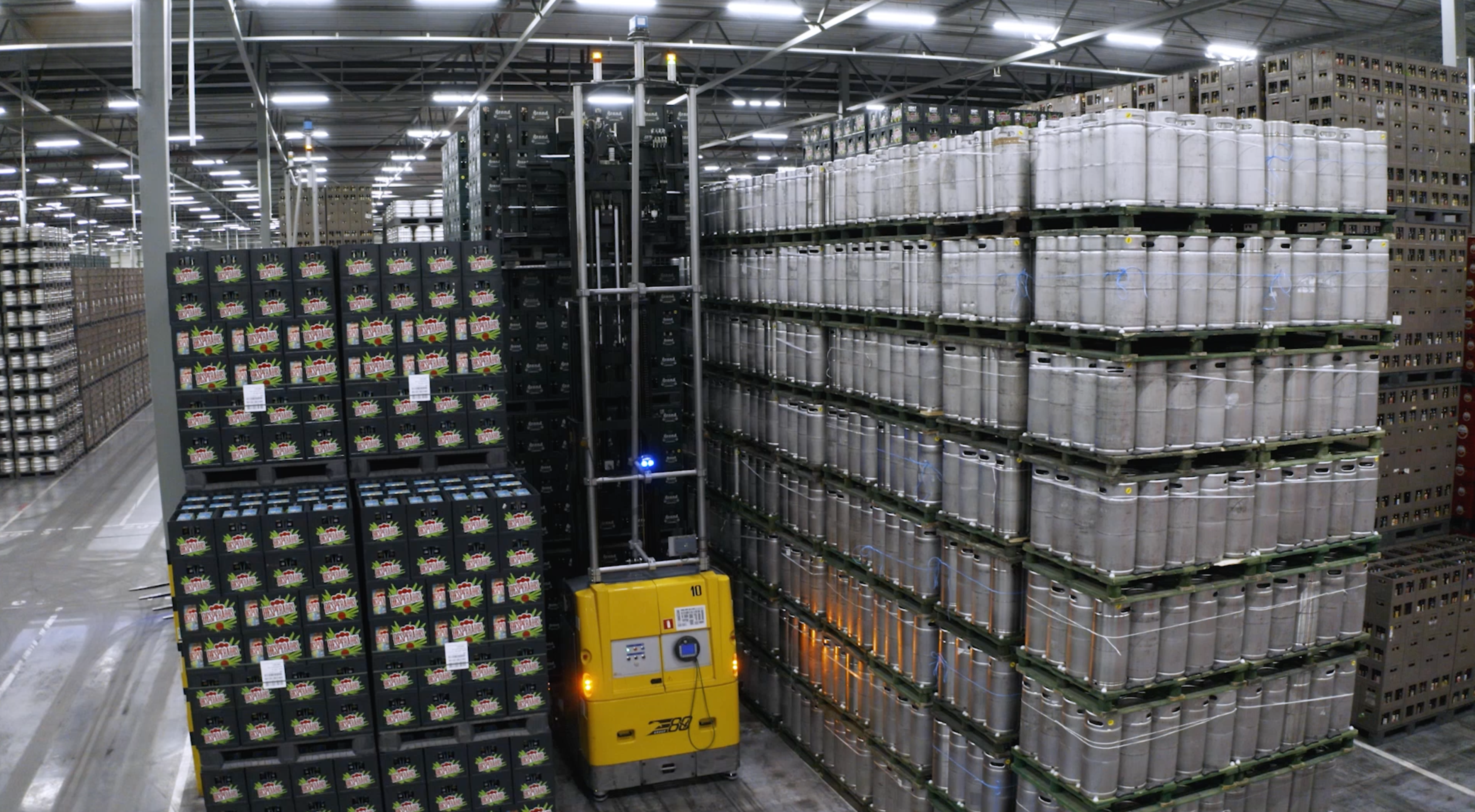 LGVs stacking pallets on 4 levels 