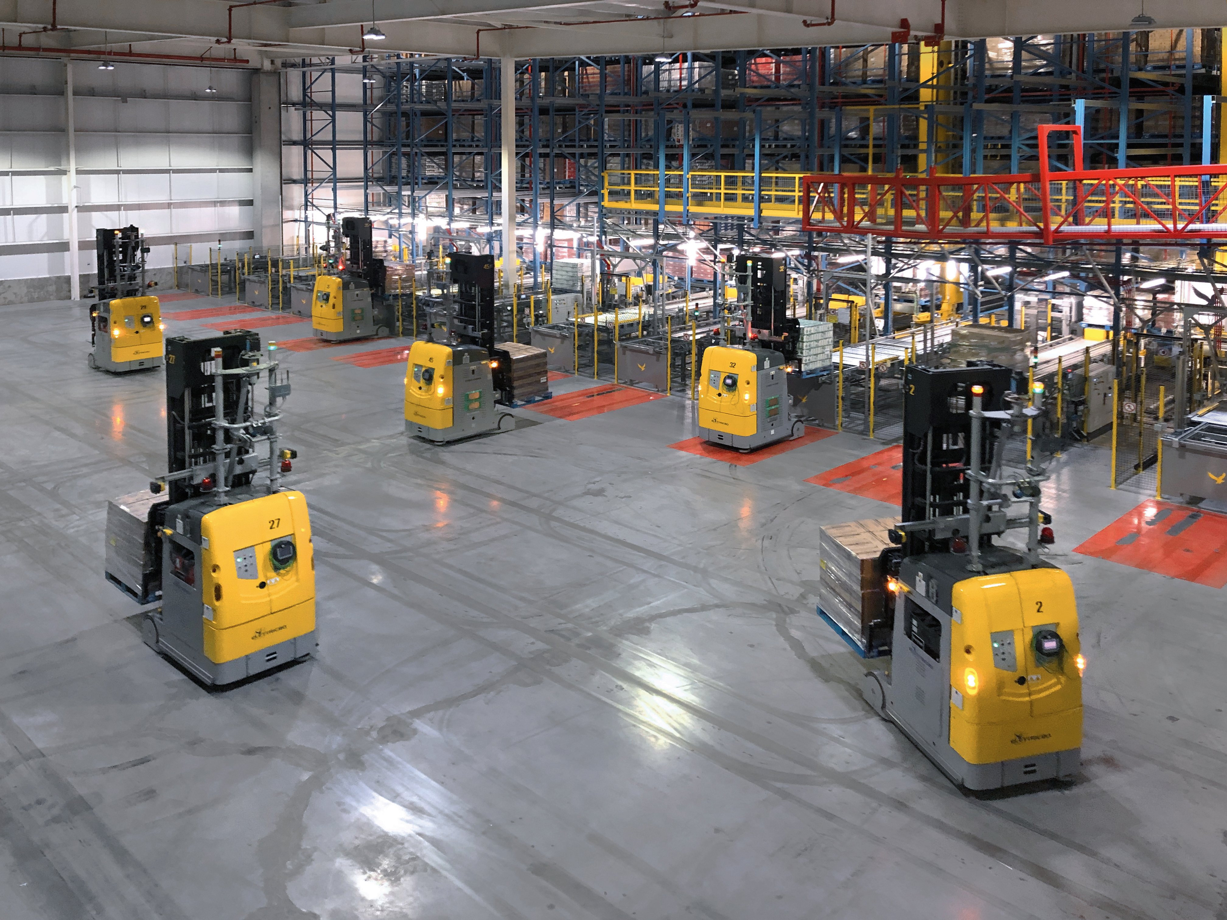 La gestione integrata di un magazzino automatico ad alta densità con veicoli a guida laser 